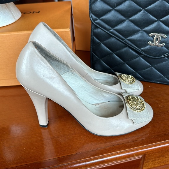 3 for $30💖 Dolce Vita Size 7.5 Leather Cream Pumps Shoes Heels Gold Buckle Bow - Picture 4 of 10